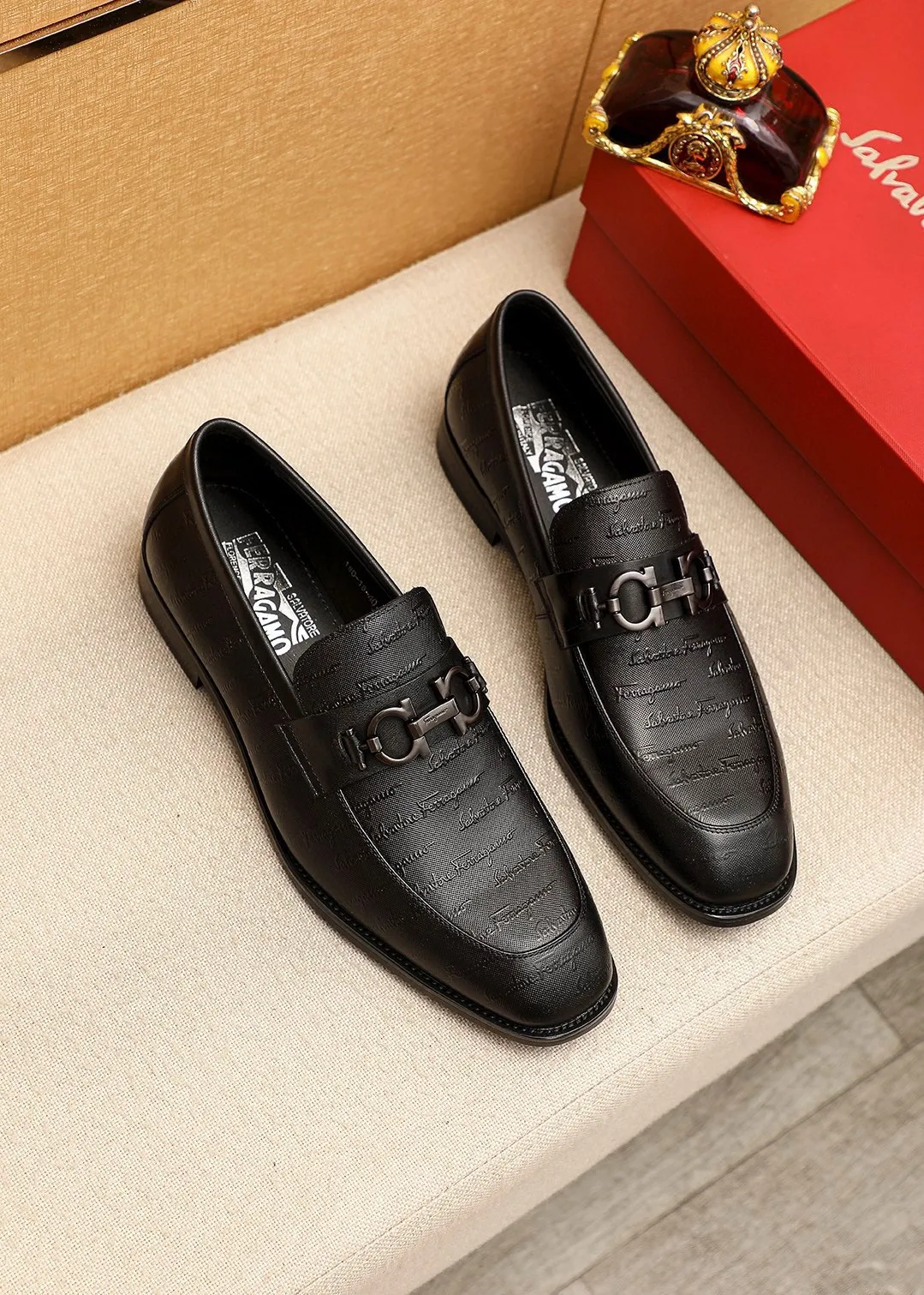 Men's shoes 💰480 💐 Product trademark: Ferragamo "Ferragamo" casual leather shoes Regular size: 38-44 (45.46🉑️customized) Product materials: Selected imported first-layer cowhide embossed upper + luxury hardware buckle, imported water-dyed cowhide leather lining. Strong three-dimensional visual effect, original rubber outsole Color: 1⃣️color optional